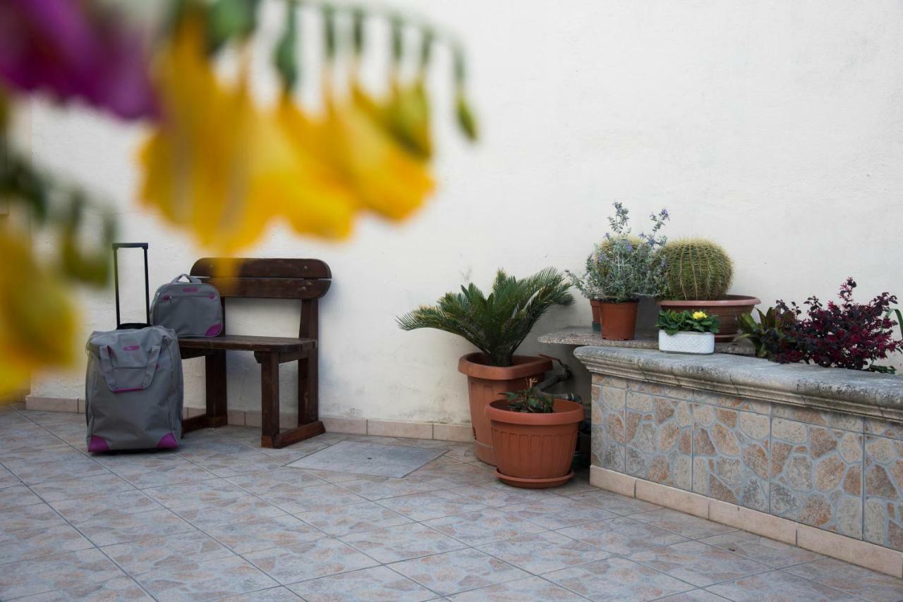 Le Tre Rose Di Gio Hotel Casamassella Ngoại thất bức ảnh